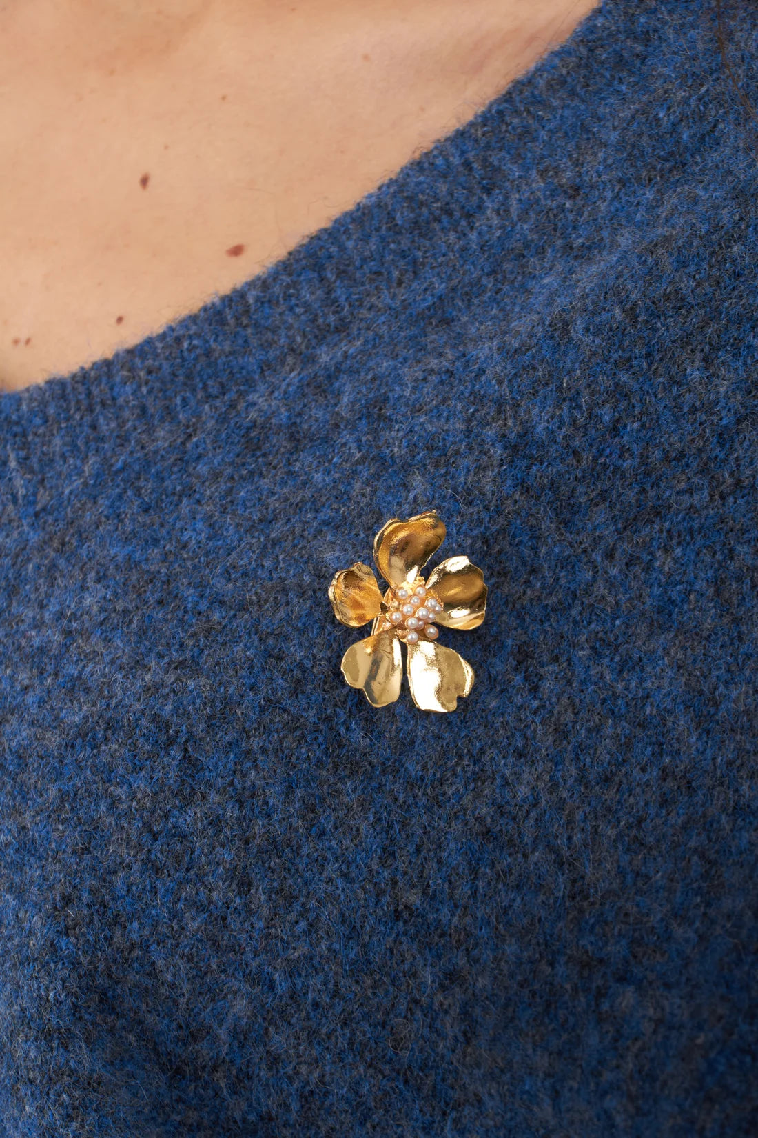 Orfeo Lam V-neck sweater with Lam flower jewel brooch